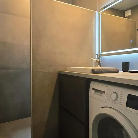 2 Dans Neuf, Terrasse Sud, Meuble Contemporain, Parking דירה